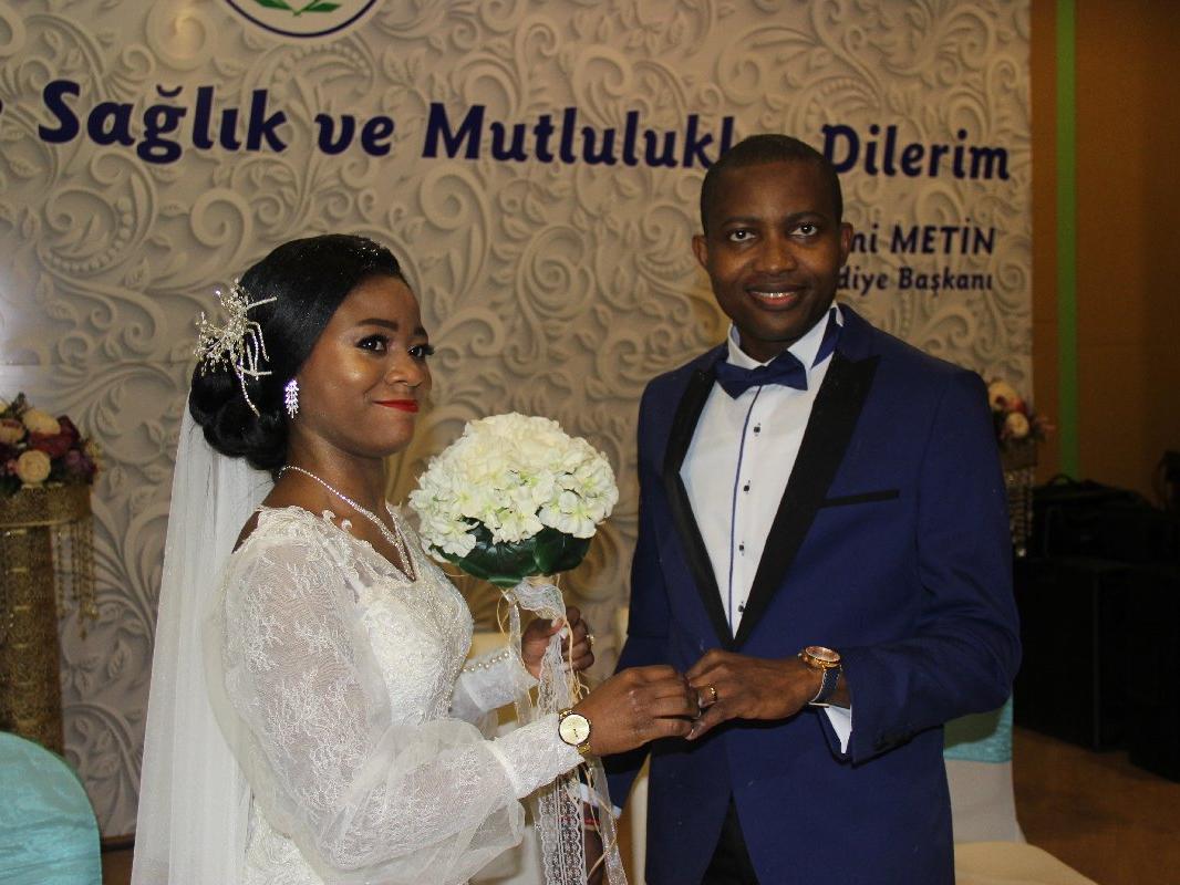 Nijeryalı Ola ve Deborah Rize'de tanıştı, Rize'de evlendi