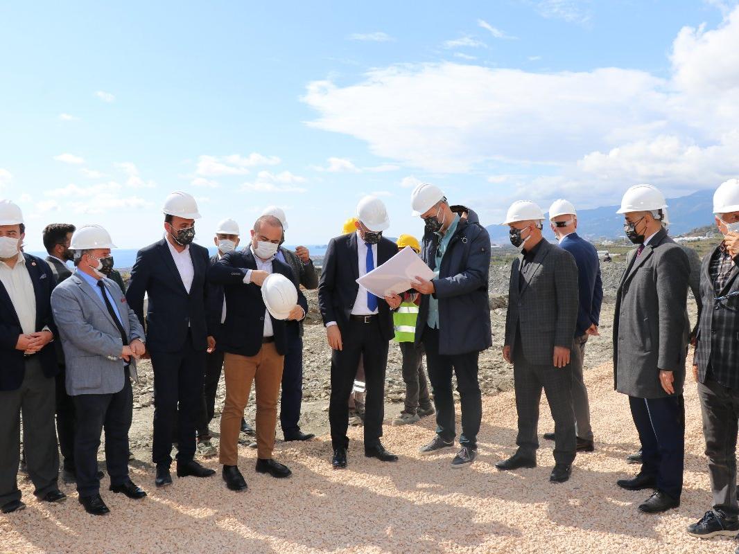 Alanyaspor'da yeni tesis heyecanı! Başkan Çavuşoğlu kepçe kullandı