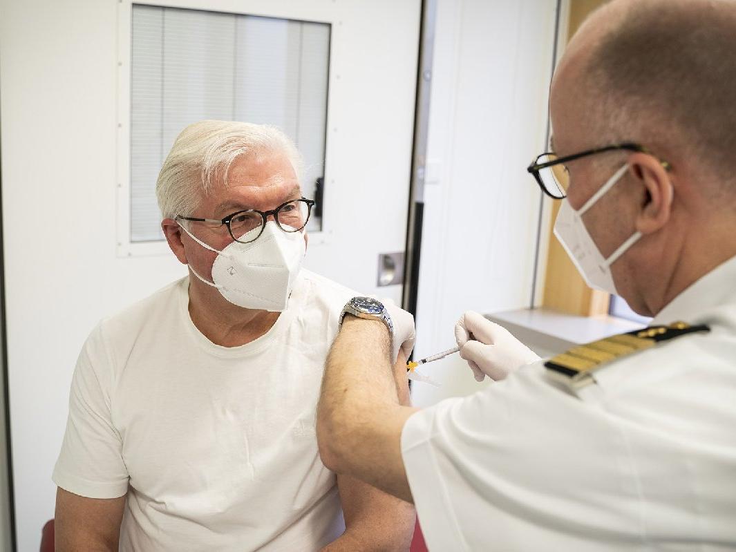 Avrupa'da aşı savaşları: Steinmeier AstraZeneca aşısı oldu, tartışmalar alevlendi