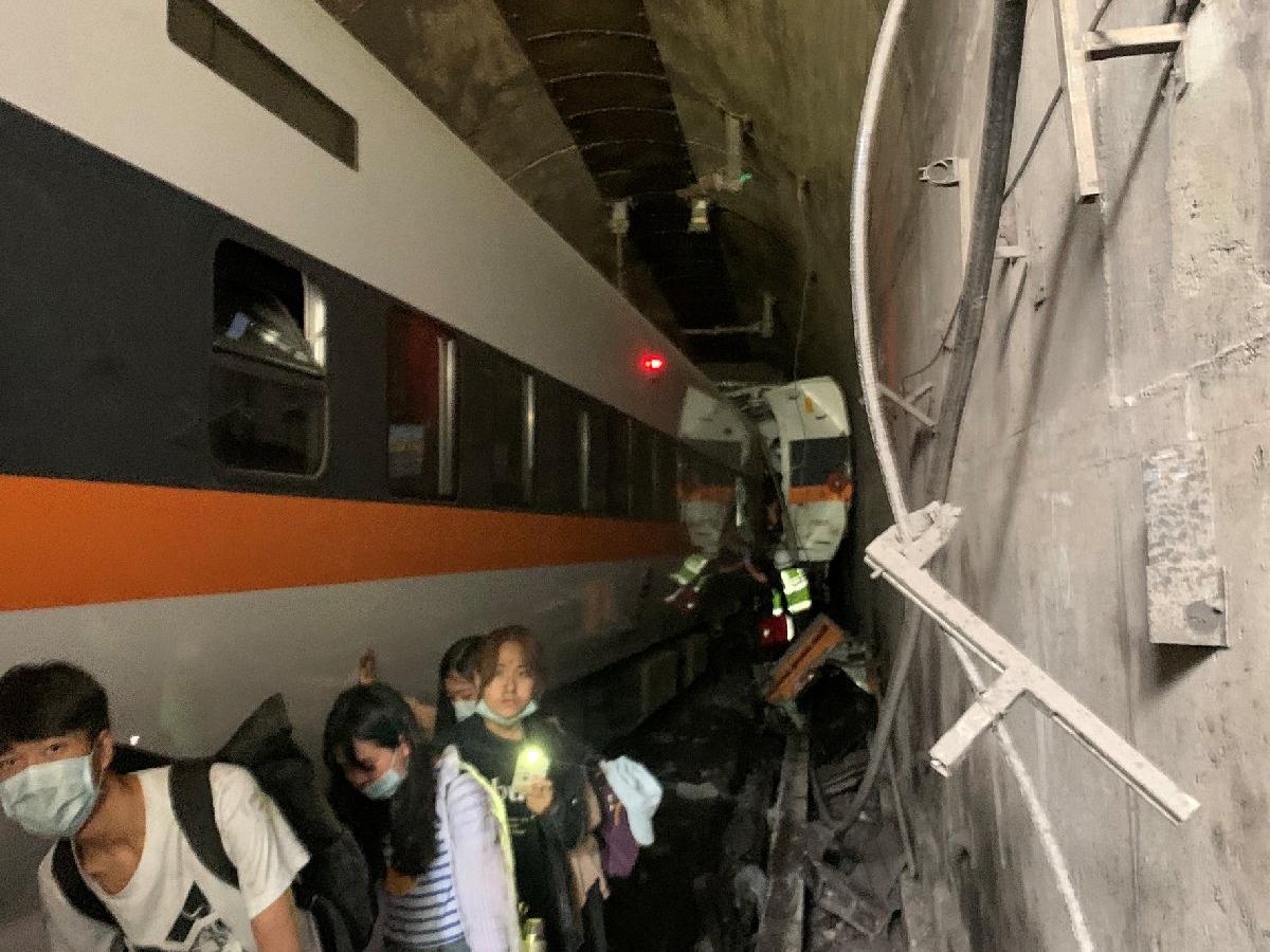 Tayvan'da katliam gibi kaza... Tren raydan çıktı: En az 48 ölü