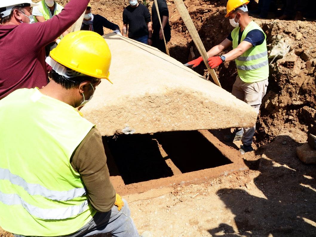Bodrum’da bulunan 2 bin 400 yıllık lahitin kapağı ilk kez açıldı