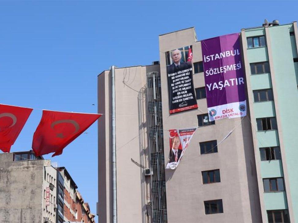 İstanbul Sözleşmesi tartışmaları afişlere yansıdı