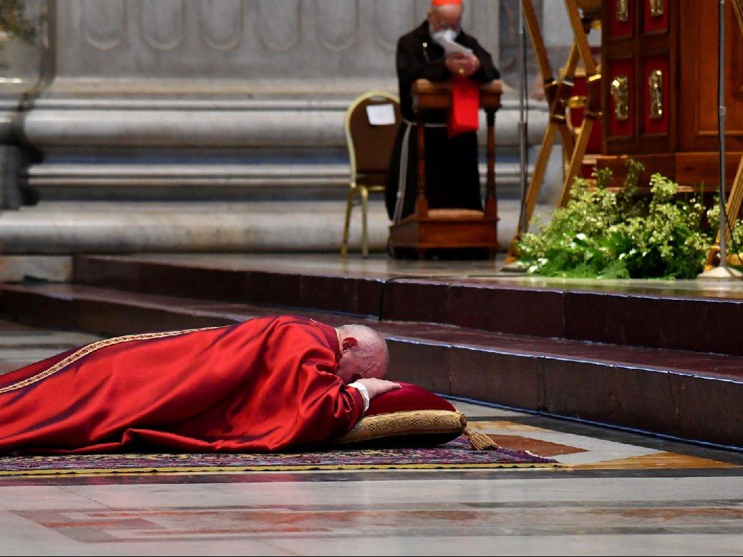 Papa'dan 'Kutsal Cuma' ayininde yerde dua