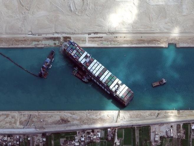 Mısır: Bekleyen tüm gemiler Süveyş Kanalı'ndan geçti