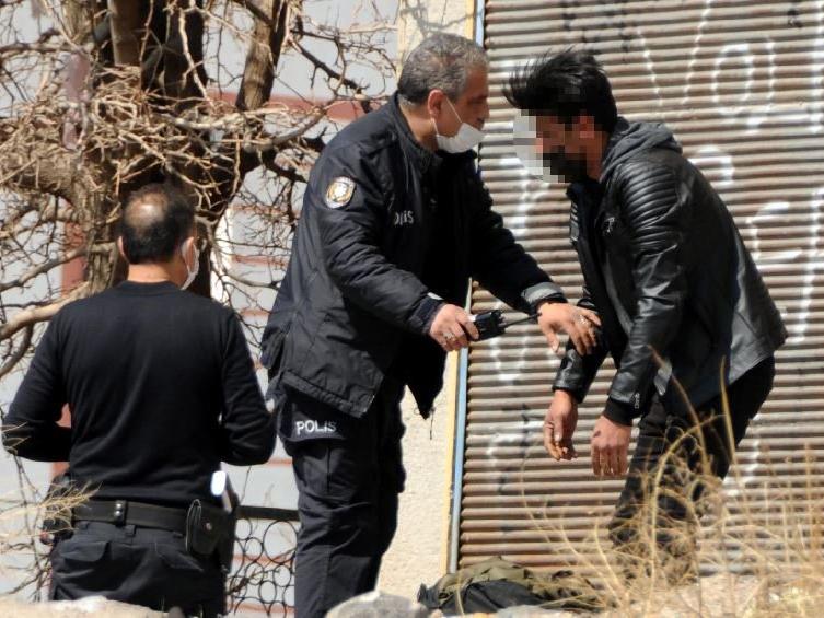 Eşini darbedip, boğazına bıçak dayadı