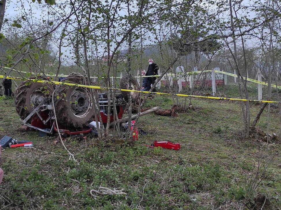 Devrilen traktörün altında can verdi