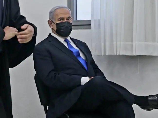 Netanyahu'dan yolsuzluk davasında tepki çeken kare: Ciddiyetsiz