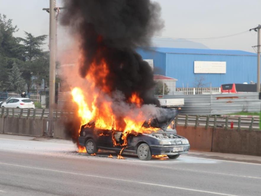 Alev alev yanan otomobil küle döndü