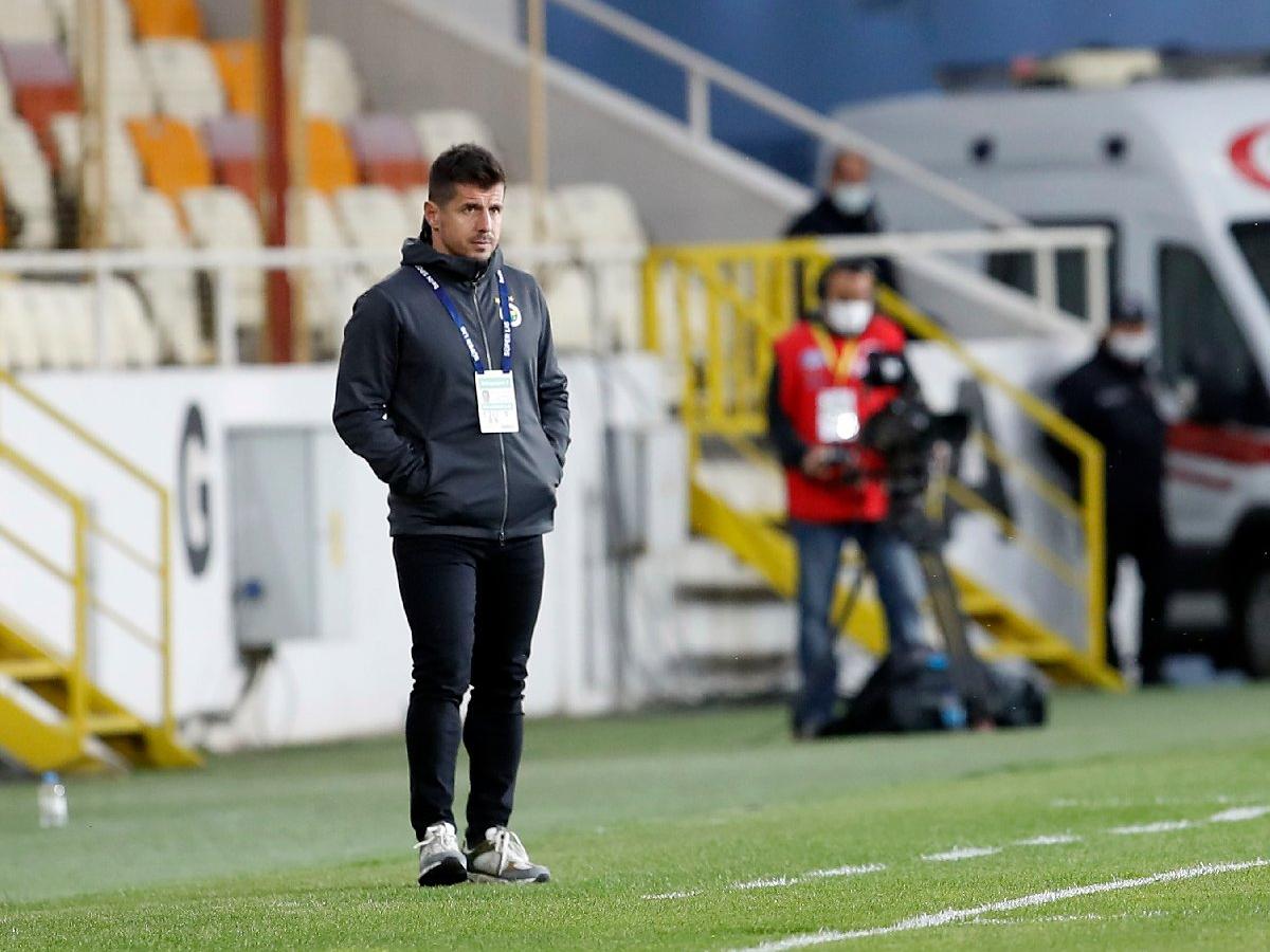 Emre Belözoğlu'ndan futbolculara moral: 'Tek bir kişiye bile laf söyletmeyeceğiz'