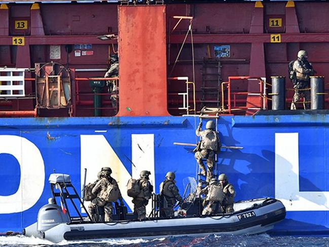 Fransız askerlerinden Akdeniz'de Türk gemisine baskın