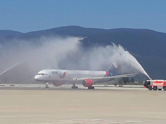 Bodrum'a sezonun ilk Rus turist kafilesini getiren uçak su takı ile karşılandı