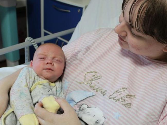 Bebeği doğana kadar corona tedavisi olamayan anne ve bebeği, 88 gün sonra taburcu edildi