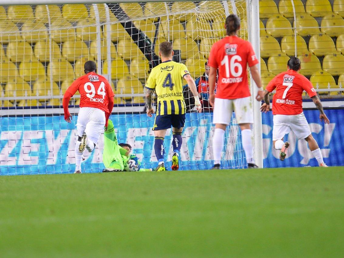 Fenerbahçe Gaziantep FK maçında çok konuşulan gol! Altay Bayındır kurtardı ama...