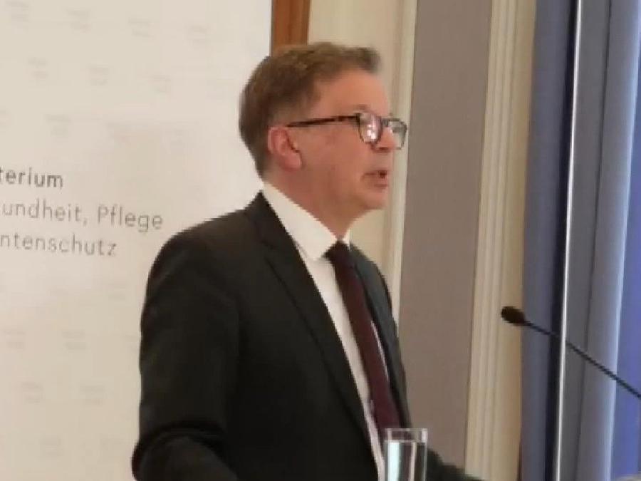 Avusturya Sağlık Bakanı gözyaşları içinde istifa etti