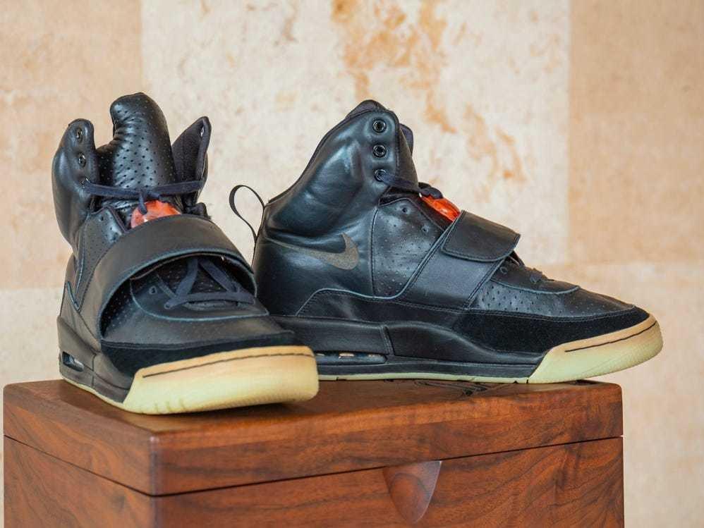 Kanye West’in tasarladığı Yeezy ayakkabılar 1 milyon dolara satışa sunuldu