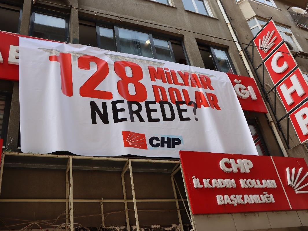 AKP’li belediyenin indirdiği afişleri CHP yeniden astı