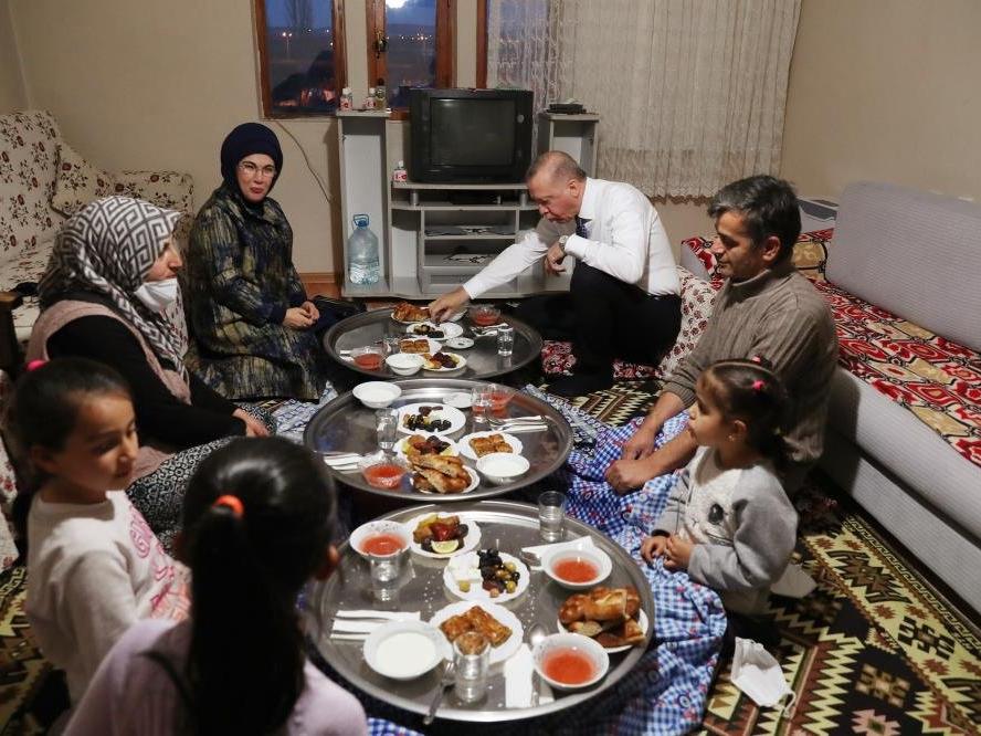 Erdoğan’dan yer sofrasında iftar