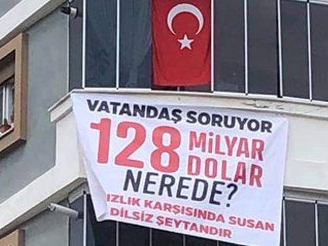Eski MHP ilçe başkanının '128 milyar dolar nerede?' pankartını indirdiler