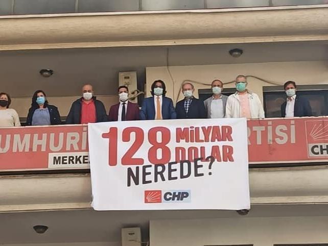 Polis kaldırdı CHP'liler astı, il başkanına 427 lira ceza kesildi