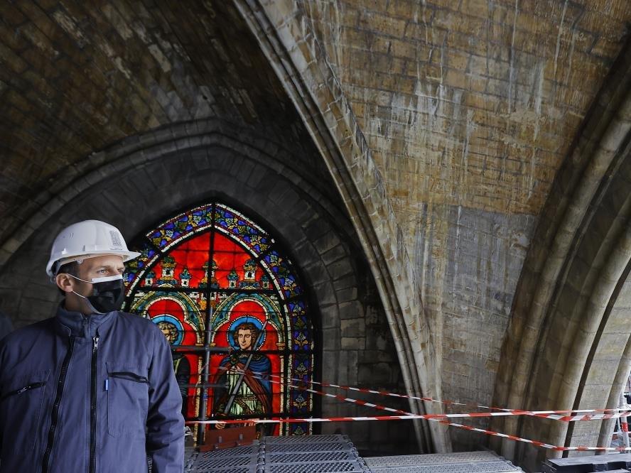 Macron, Notre-Dame Katedrali’nin restorasyon alanını ilk kez ziyaret etti