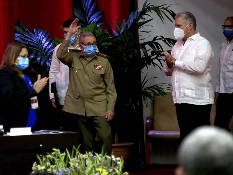 Castro,  PCC Genel Sekreterliği görevini bıraktı