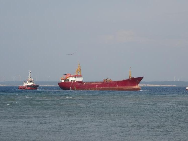 Bozcaada’da karaya oturan gemi kurtarıldı