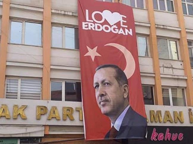 CHP’nin şikayeti üzerine 'Love Erdoğan' afişi de indirildi