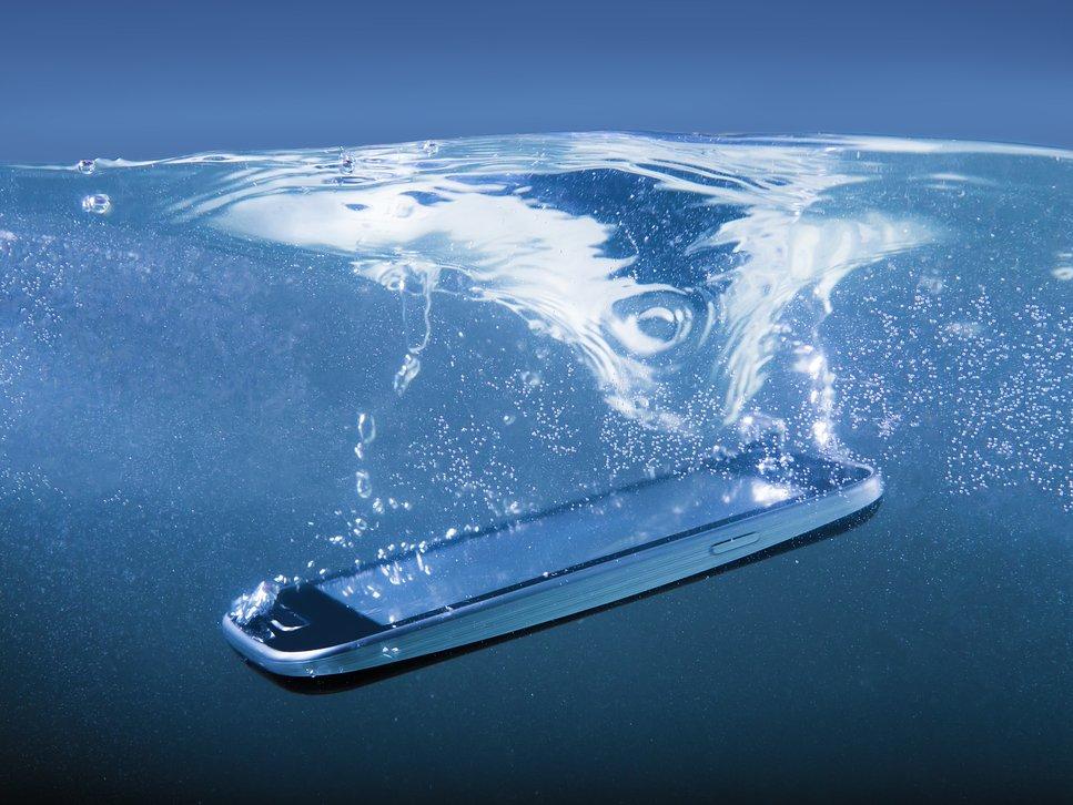 Bilim insanları su kaçmış telefonu kurtarma yöntemini anlattı