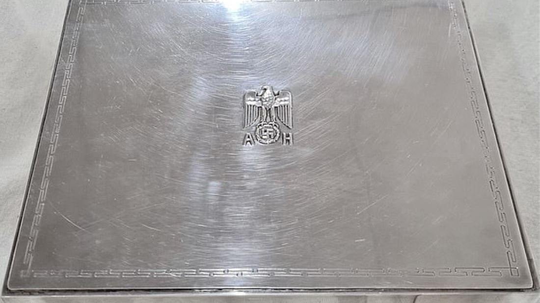 Hitler'in kişisel eşyaları açık artırmayla satılması tepki çekti