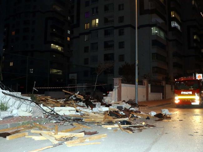 Gaziantep'te fırtınada çatı uçtu, 10 araç zarar gördü