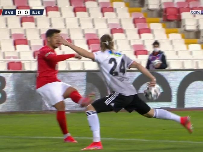 Sivasspor-Beşiktaş maçında penaltı tartışması!