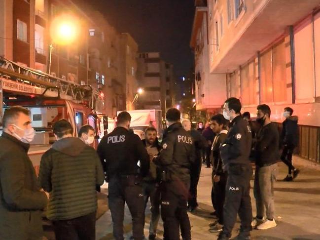 İstanbul'da gecekonduda çıkan yangın yan binaya sıçradı