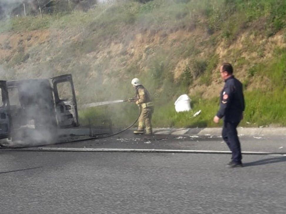 Riva Kuzey Marmara Otoyolu'nda kamyonet yangını