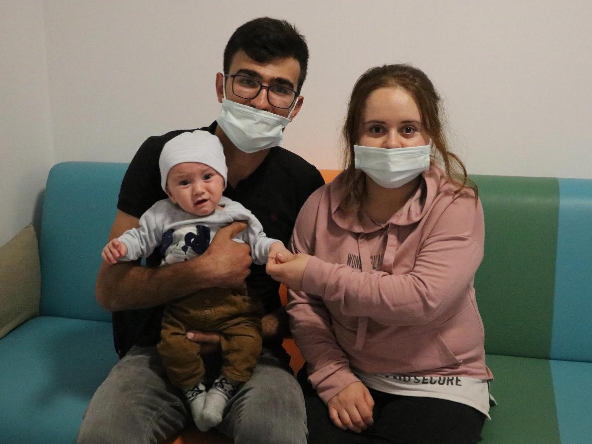 5 ay bağırsağı dışarıda yaşayan Emirhan bebek sağlığına kavuştu