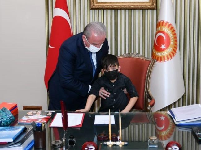 TBMM Başkanı Mustafa Şentop, koltuğunu Miraç Eymen Kaya'ya devretti