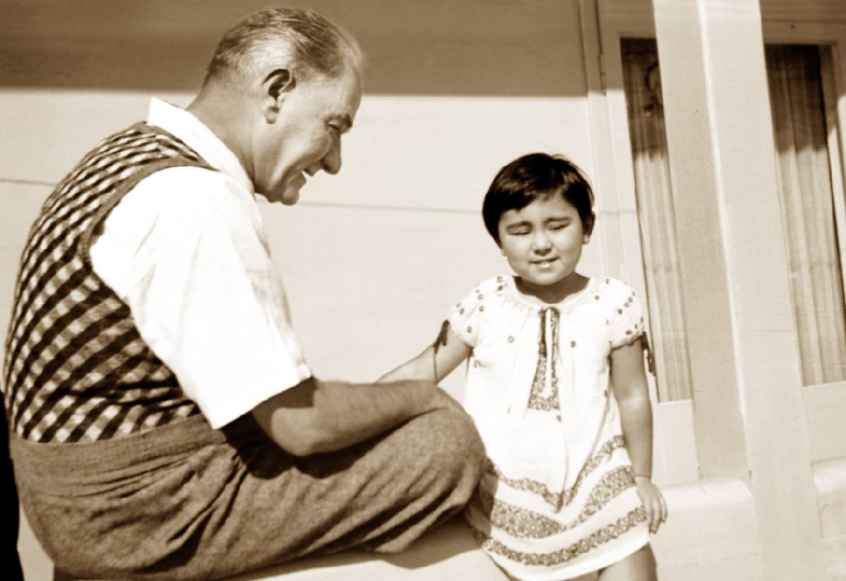 24 Nisan 1920’deki ikinci Meclis oturumunda, Mustafa Kemal oy birliği ile M...