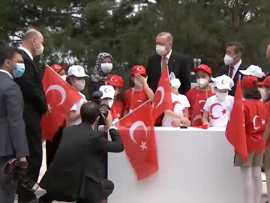 CHP'li Özel, Erdoğan'ın 23 Nisan programına sert tepki gösterdi: Nezaketsizliğin ve pişkinliğin dik alasıdır