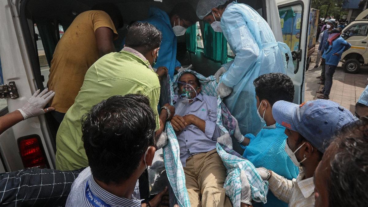 Hindistan'da hem rekor hem facia: Corona hastanesinde yangın: 13 ölü