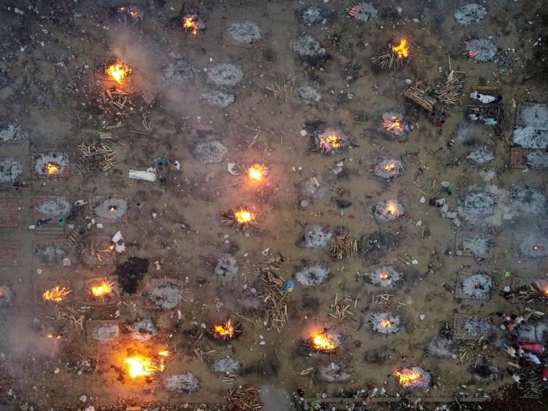 Corona virüsü salgınının en korkunç görüntüsü: Toplu halde yakıyorlar