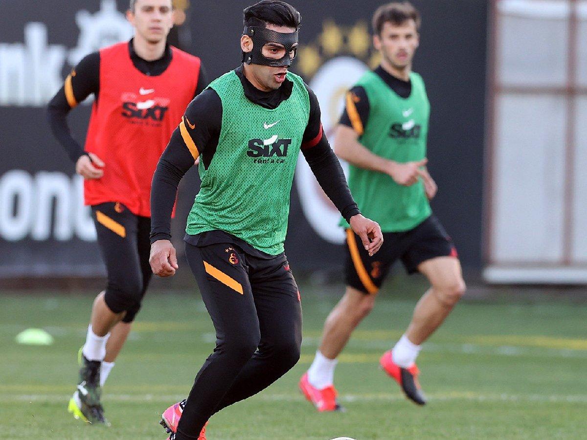 Galatasaray'da Falcao özel maskeyle çalıştı