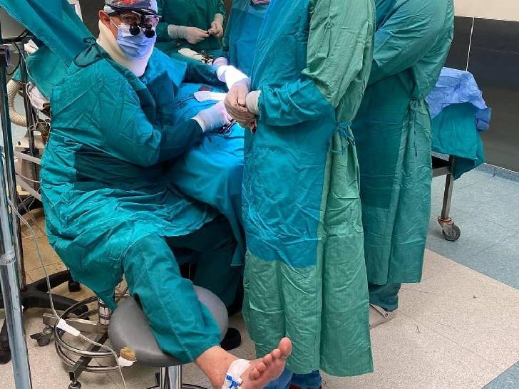 Ameliyatta fenalaşan doktor, ayağına serum taktırarak operasyonu tamamladı