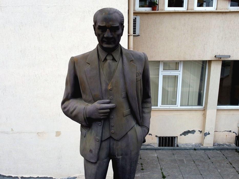 Kaymakamlık önündeki Atatürk heykelinin durumu içler acısı