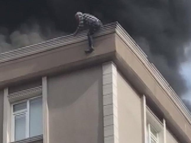 Bağcılar'da çatı yangını: 1 kişi hayatını kaybetti