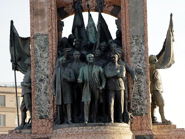 Taksim Cumhuriyet Anıtı'nda yıllardır fark edilmeyen ayrıntı: İki yıldır ortada yok!