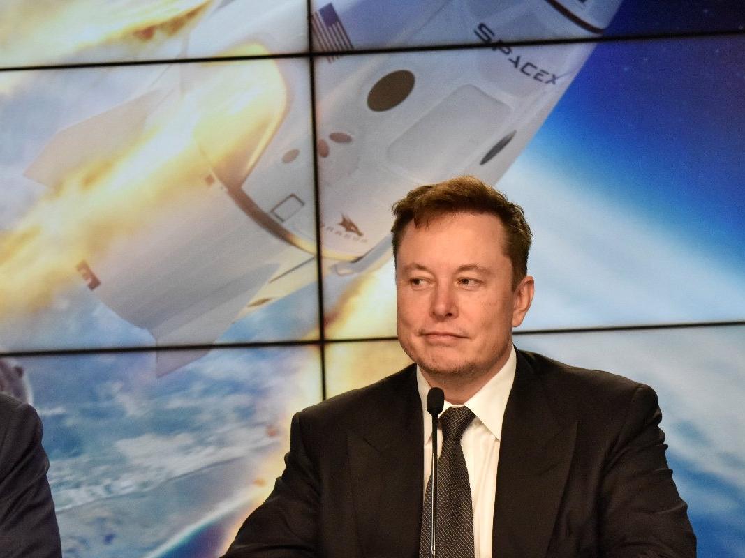 Elon Musk, Jeff Bezos’un Blue Origin’ini sosyal medyada tiye aldı