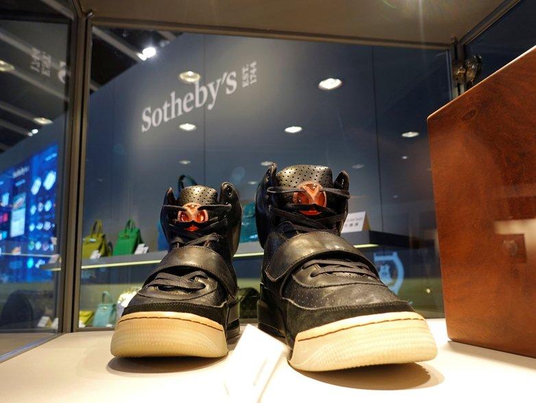 Ünlü şarkıcı Kanye West'in Yeezy ayakkabısı 1.8 milyon dolara satıldı