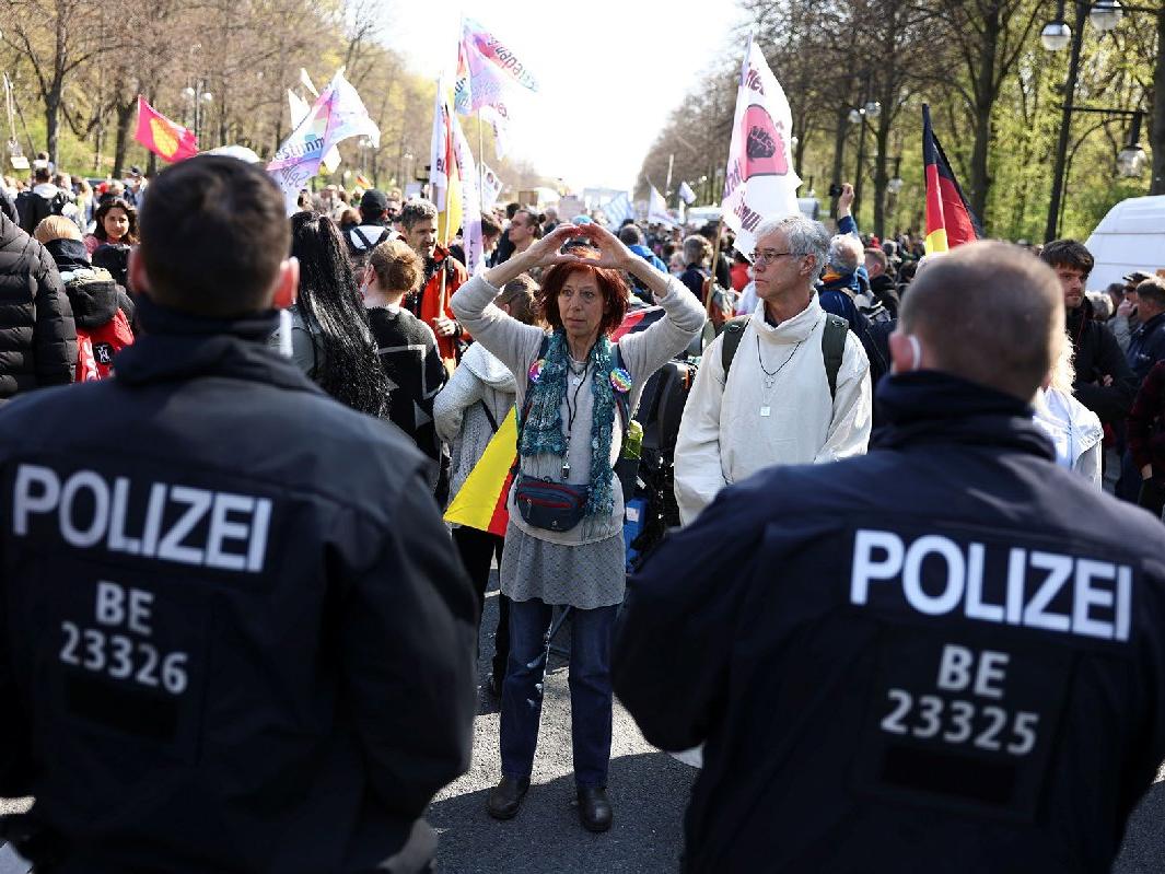 Almanya'da corona karşıtları için kritik karar: İstihbarat servisi izleyecek