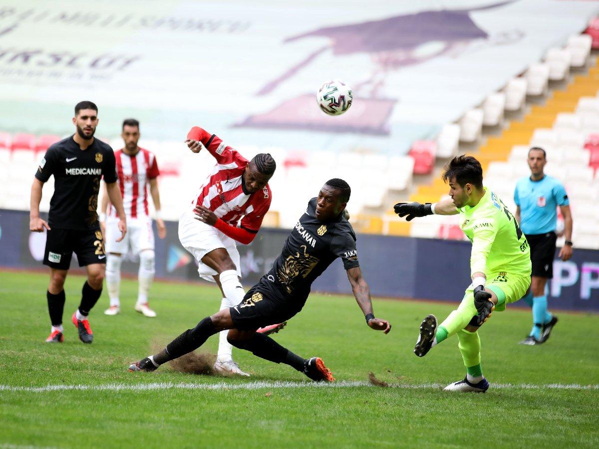 Sivasspor Yeni Malatyaspor maçında üç puan son dakikada geldi... Seri 15 maça çıktı