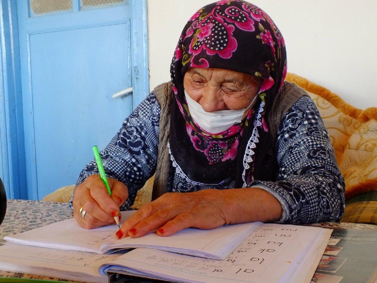 90 yaşındaki İsmi Nine iki ayda okuma yazma öğrendi