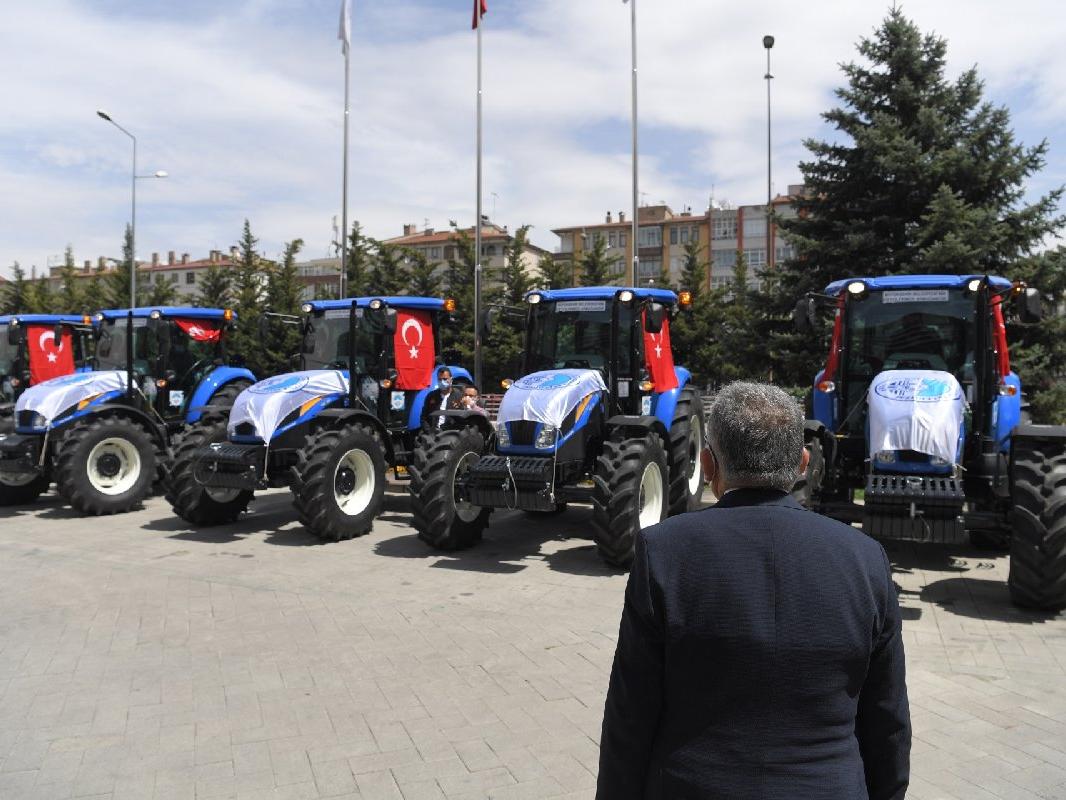 AKP'li değilsen traktör yok!